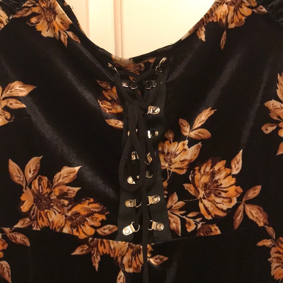 🎉 F21 Stunning Black Velvet Dress NWT!!! 🎉 - Picture 4 of 5
